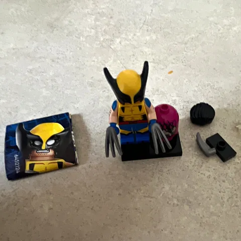 LEGO Minifigures Marvel Series 2 Wolverine Minifigure w/ Claws & Stand