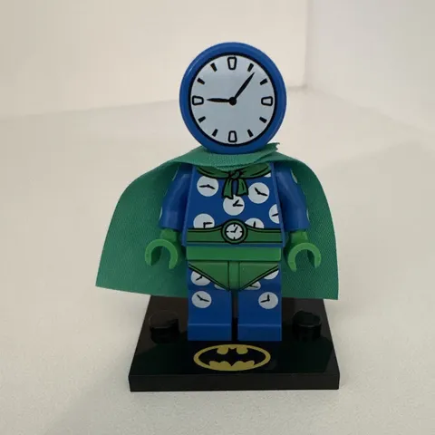 LEGO Clock King Minifigure w/Green Cape & Batman Logo Stand