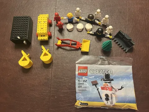 Misc LEGO Figures, Batteries  & Construction Pieces (15+ Pieces In Description )