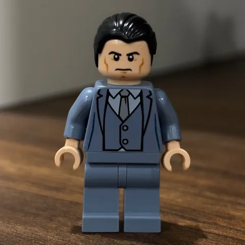 LEGO DC Bruce Wayne SH0026 Minifigure Sand Blue Suit Cracked Arm