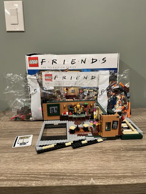 Almost Complete LEGO Ideas Central Perk (21319) FRIENDS TV Series Set 1070 Pcs