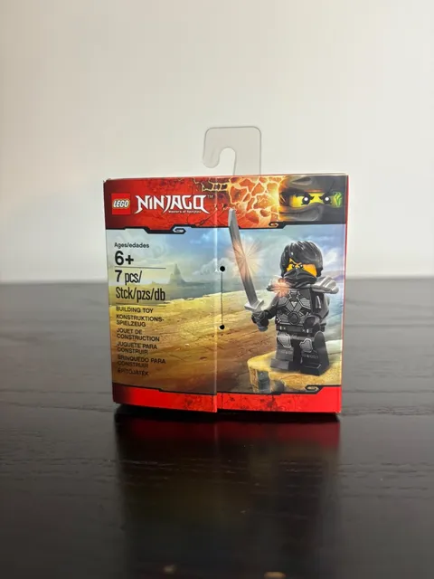 LEGO NINJAGO Stone Armor Cole Minifigure Set 5004393 with Collectible Box