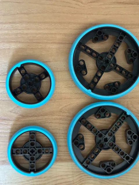 lego technic parts, 4x large or small wheels. Lightly used, no damage. Spike