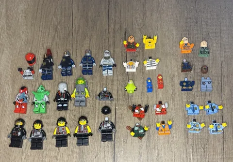 LEGO Minifigure Lot Minifigures & Parts (Castle, Dino Attack, Galaxy Squad, City