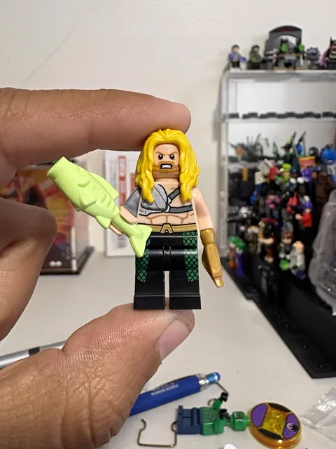 LEGO DC Super Heroes Aquaman Minifigure w/ Green Fish Accessory