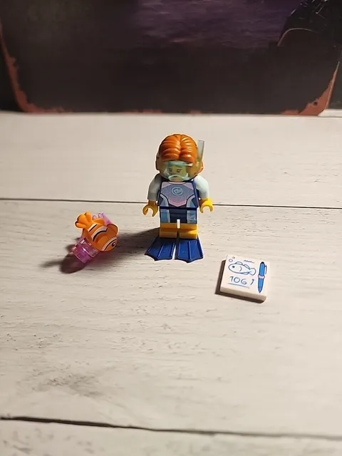 LEGO Minifigures Scuba Diver Minifigure w/ Fish  cmf series 29 New Out Of Box 