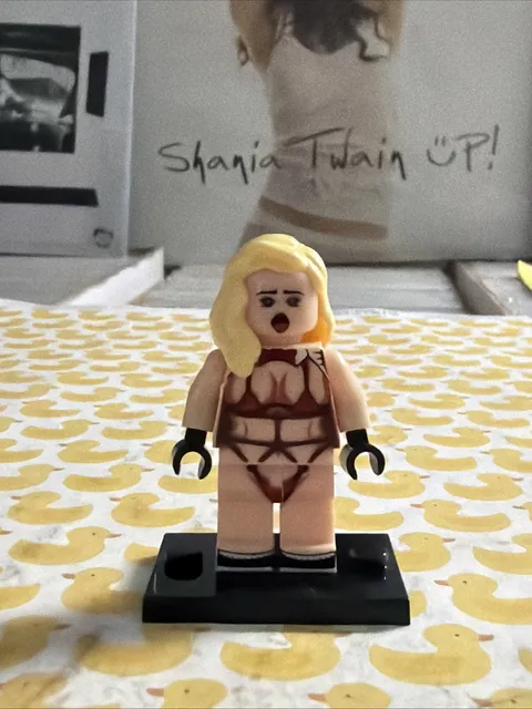 RED STRING BIKINI BOWTIE NIGHT MISTRESS SULTRY BLONDE HAIR LEGO MINIFIG FIGURE
