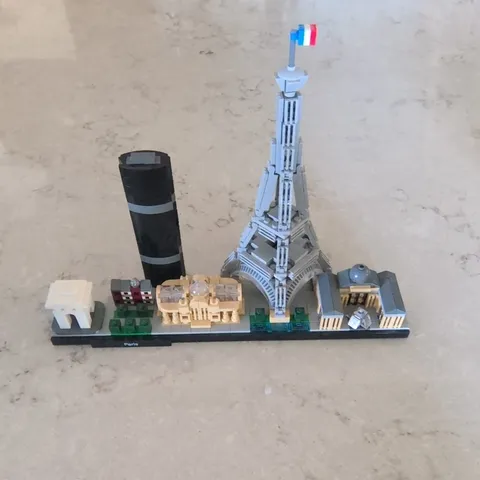 LEGO Architecture Paris Skyline 21044 Complete Set 649 pcs Without Box