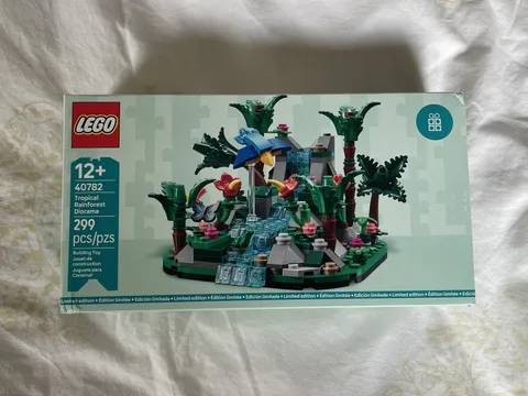 LEGO 40782 Tropical Rainforest Diorama 299 pc NISB see pics for box condition
