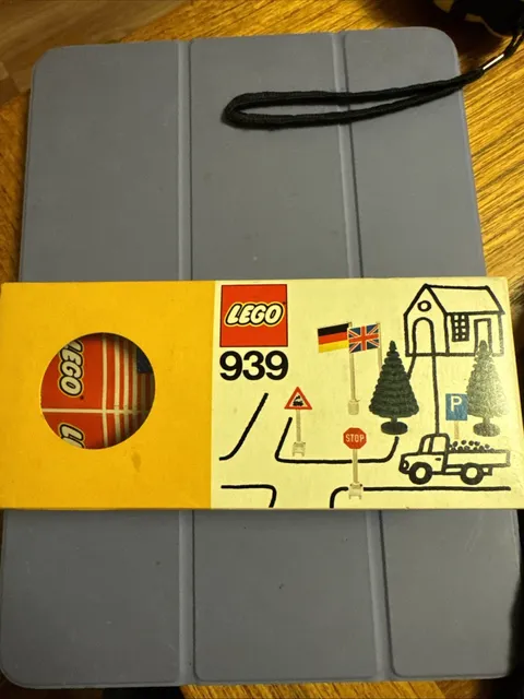 Lego 939 Flags, Trees And Road Signs