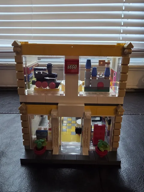 LEGO Promotional: Lego Brand Store (40574)