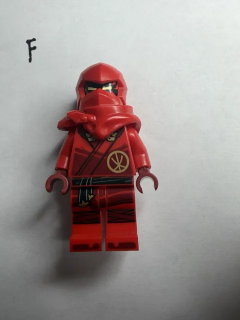LEGO Ninjago Dragons Rising: Kai Minfigure with Dual Swords Yellow