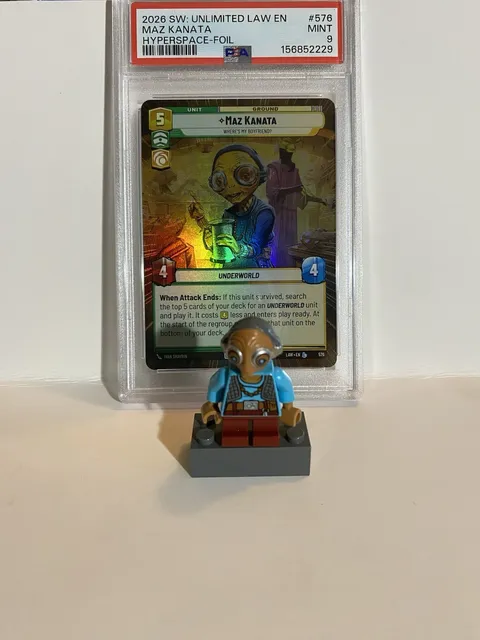 LEGO Star Wars Maz Kanata Minifigure with PSA 9 Maz Kanata Trading Card 