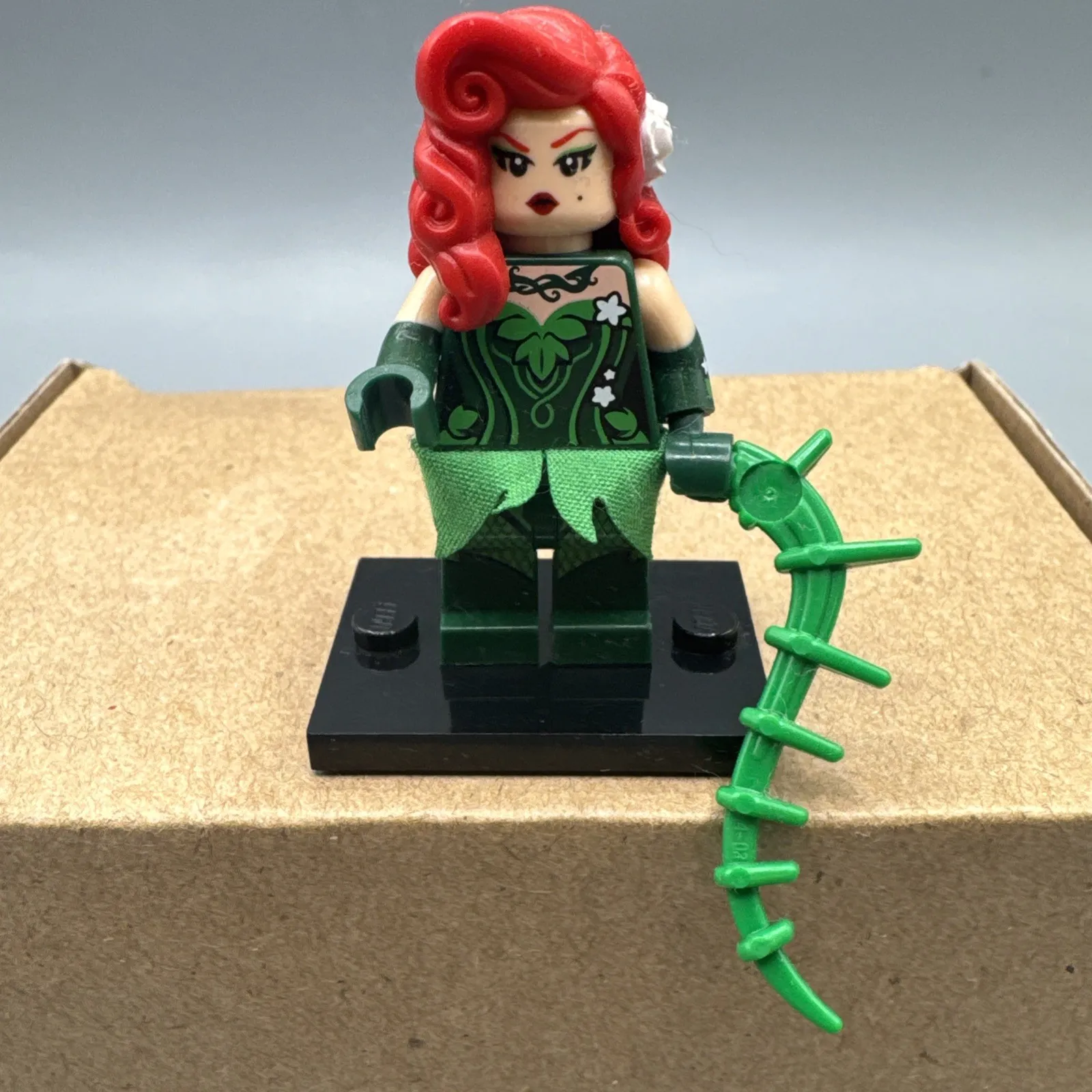 LEGO DC Poison Ivy Cloth Skirt Minifigure from 2017 Batman set 70908 SH0327