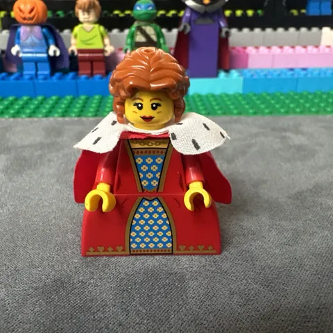 LEGO Queen Minifigure CMF Series 15 71011 - col243. Missing Crown