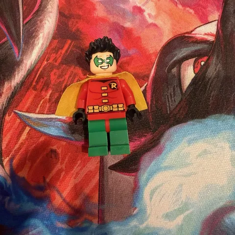 LEGO Robin Minifigure sh0112a Very Short Yellow Cape Batman II DC Super Heroes