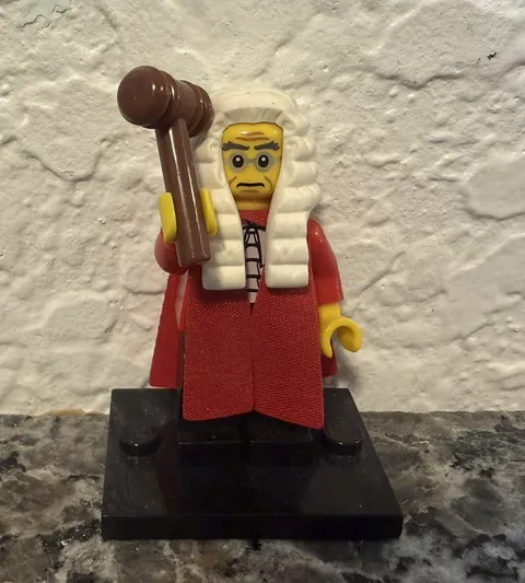LEGO Minifigure Series 9 Judge w/ Robe & Gavel col138 - 71000 le337