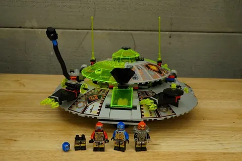 Vintage LEGO Set Retired 1997 Space Alien Avenger UFO 6975 + Some Minifigs