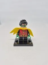 LEGO Robin W Green Mask and Hands Short Legs Yellow Cape Minifigure 76122 