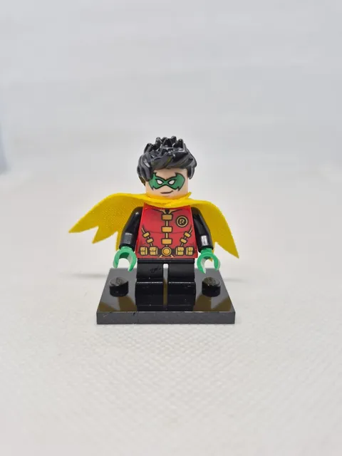LEGO Robin W Green Mask and Hands Short Legs Yellow Cape Minifigure 76122 