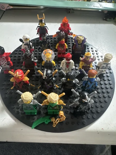 Lego ninjago lot of 19 different minifigures Bundle