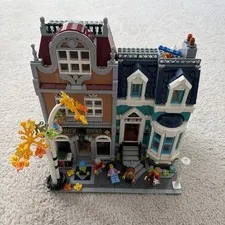 LEGO Creator Expert Bookshop 10270 COMPLETE Modular Retired  w/ Minifigures
