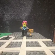 LEGO Minifigure Gamer girl Pink Hair Blue Torso Black Legs w/ Trophy Accessorys