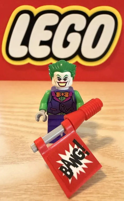 Lego DC The Joker Minifigure With Accessory