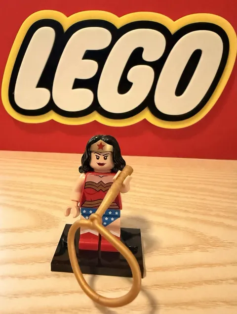 Lego DC Super Heroes Wonder Woman Minifigure With Accessory