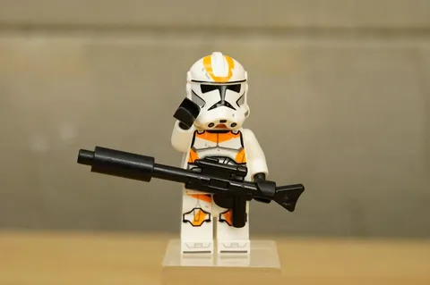 Authentic LEGO Star Wars 212th Clone Trooper Minifigure 75366 With Weapon