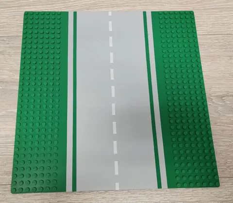 Lego 2358 30279pb02 610p01 Green Baseplate Road 32 x 32 8-Stud Straight Pattern