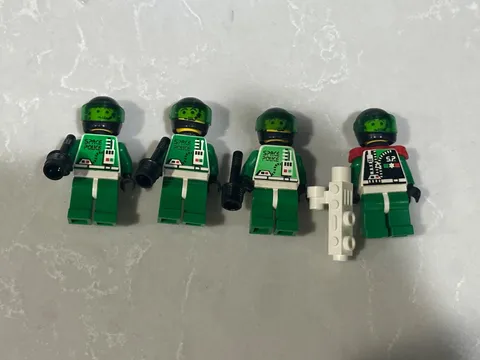 LEGO Space Police 2 (sp037 sp038) Captain Magenta 6813 6984 6957 Minifigures x4