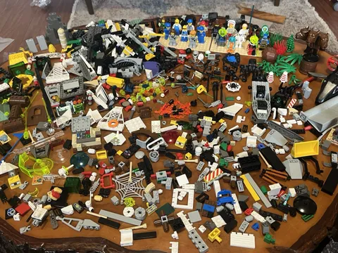 Huge Lot Of 1990’s/2000’s LEGOs Specialty Pieces, Mini Figures, Assessories