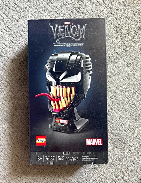 LEGO Marvel Spider-Man Venom (76187) 565 Pieces 18+ Display Stand