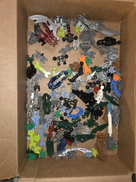 Lego 150 Random Bionicle,Technic FREE SHIPPING (Mostly Smaller Pieces)