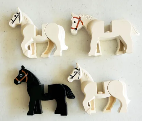 LEGO LOT OF 4 CASTLE WESTERN HORSES BLACK WHITE MOVEABLE HEADS