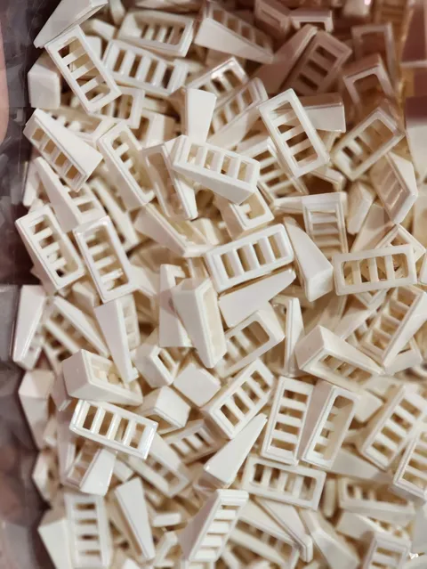 Lego 61409 White Qty 276 NEW Slope 18 2 x 1 x 2/3 with Grille