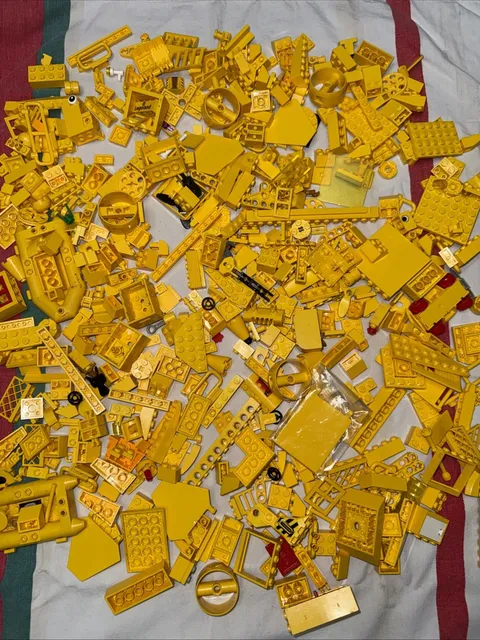 Bulk lot of 1 Lb 8 Ozs of Yellow LEGO Pieces