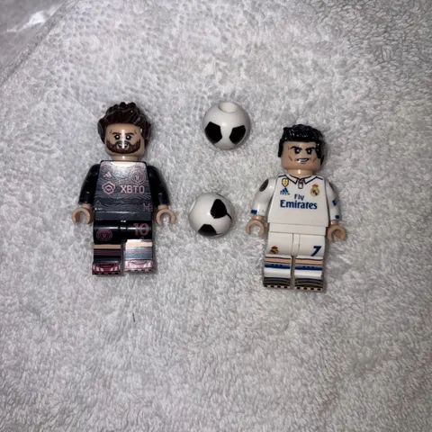 LEGO Soccer Minifigures Lionel Messi & Cristiano Ronaldo with 2 Soccer Balls