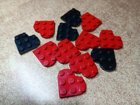 LEGOLOT OF 12 RED & BLACK HEART ROUND PLATE 3X3 #39613