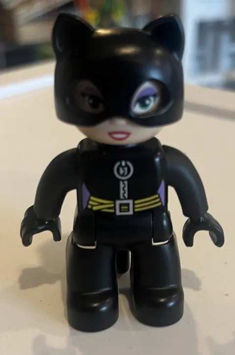 Lego Catwoman Minifigure - Black Suit with Dark Purple Trim, Red Lips A5