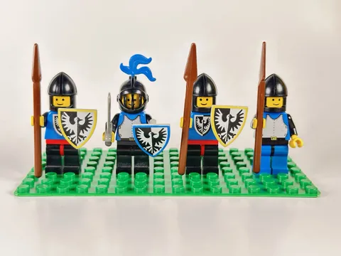 LEGO Vintage Castle/Knights Black Falcon lot of 4 with weapons (bf2)