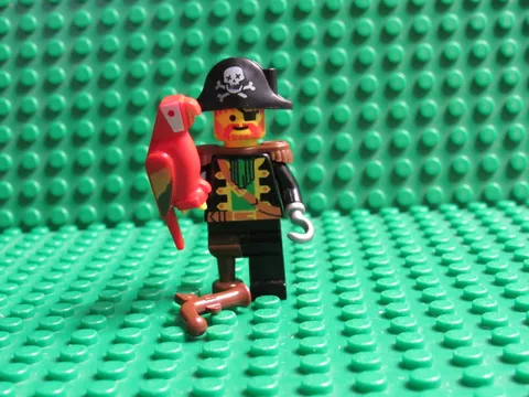 Captain Redbeard Parrot 6250 6276 6285 Pirates 1 LEGO Vintage Minifigure PT17