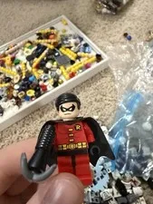 Authentic LEGO DC Minifigure – Robin sh0011 – Near Mint- Black Cape/Grapple Gun