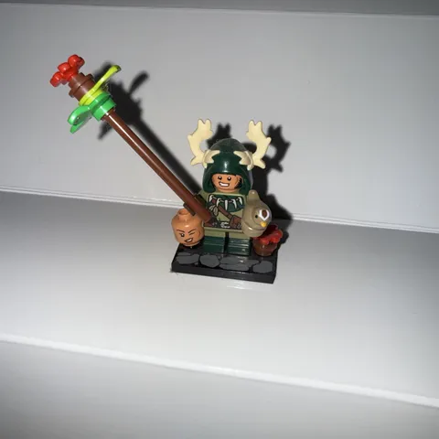 LEGO 71047 CMF Dungeons & Dragons #5 Halfling Druid with Bird Ships Fast