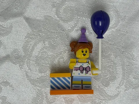 LEGO Birthday Party Girl Minifigure 71021 - Balloon & Present Series 18 