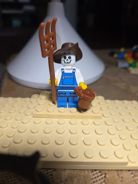 LEGO - Scarecrow Minifigure - Halloween Pitchfork & Bucket Skull Monsters