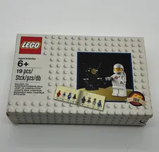 LEGO Space 5002812 Classic Spaceman Minifigure Limited Edition 19pcs 6+