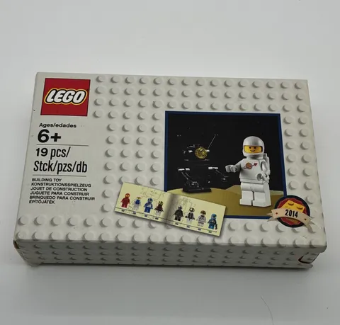 LEGO Space 5002812 Classic Spaceman Minifigure Limited Edition 19pcs 6+