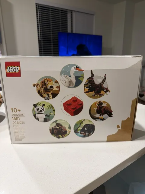 LEGO 4002024 Employee Holiday  Exclusive - LEGO Factories National Animals set